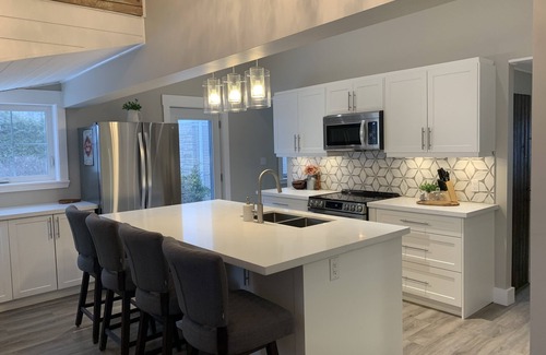 Scugog Cottage | Lakefront Cottage with Breathtaking Sunset and Lake Views
