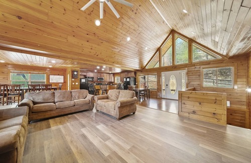 Lakeside Estates Cabin | Experience 'Slice of Heaven' with Pool and Lake View