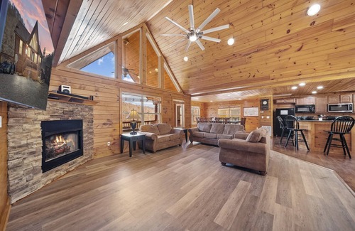 Lakeside Estates Cabin | Experience 'Slice of Heaven' with Pool and Lake View