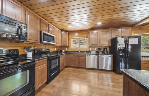Lakeside Estates Cabin | Experience 'Slice of Heaven' with Pool and Lake View