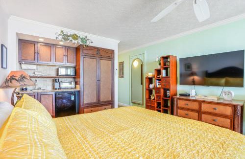 Wailua Apartment | Oceanfront Studio at Islander on the Beach with Hot Tub
