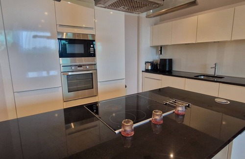 Cork Apartment | Slick & Stylish - Large 1Bd in Heart of Cork City