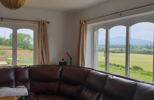 Killotteran House | Exceptional Slievenamon View: Family-Friendly Retreat