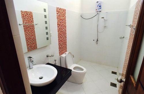 Nallathanniya Hotel | Budget-Friendly Stay at Slightly Chilled Yellow House
