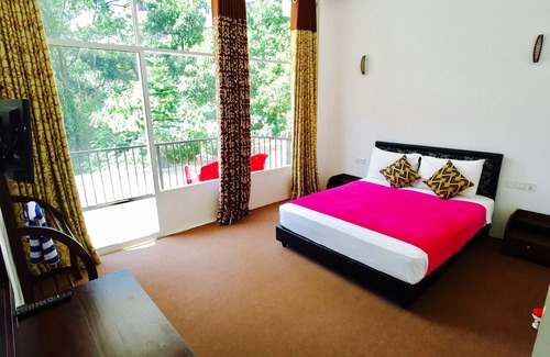 Nallathanniya Hotel | Budget-Friendly Stay at Slightly Chilled Yellow House