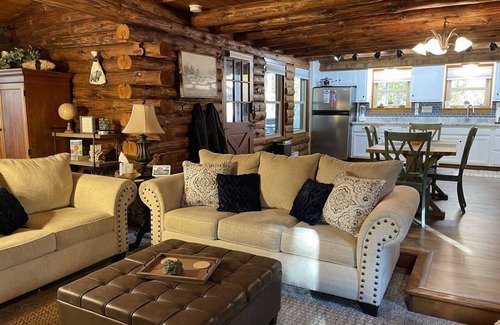 New Castle Cabin | Idyllic Slippery Rock Cabin by the Creek Near Parks