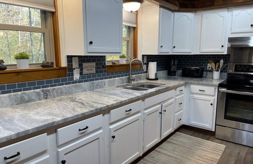 New Castle Cabin | Idyllic Slippery Rock Cabin by the Creek Near Parks