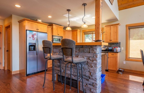 Silverton Ski Chalet | Experience Slocan Lake Chalet: Breathtaking Views Await!