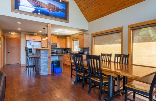 Silverton Ski Chalet | Experience Slocan Lake Chalet: Breathtaking Views Await!