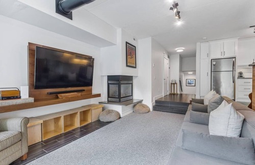 The Blue Mountains Condo | Slope View Chalet - Walk to the Village/Patio