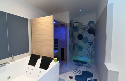 Mount Vesuvius - Pompei House | Relaxing Retreat at Slopes Suites and Spa with Hot Tub