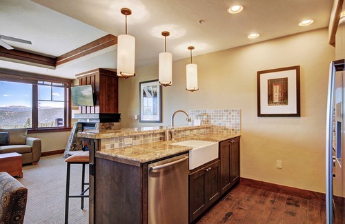 Peak 8 Condo | Prime Location: Slopeside Condo with Pool & Spa Access