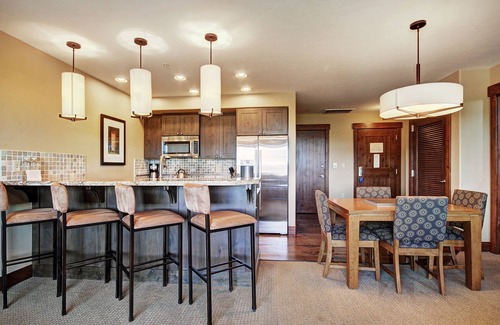 Peak 8 Condo | Prime Location: Slopeside Condo with Pool & Spa Access