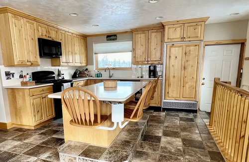 Salt Lake Mountain Resorts House | Unforgettable Stay at Slopeside Cabin Near Chairlift