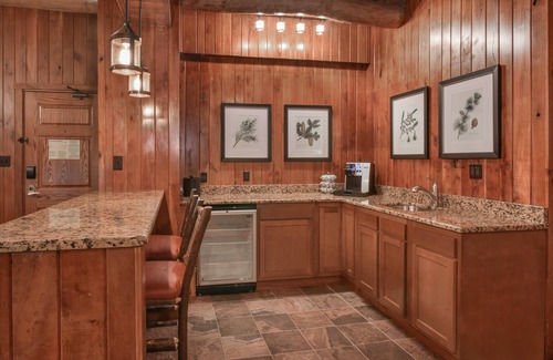 Seven Springs Apartment | Pet-Friendly Slopeside Hotel Near Seven Springs Resort