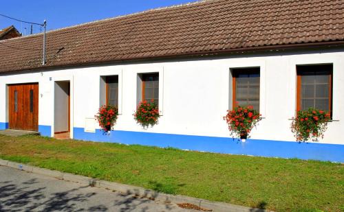 Ratiskovice Apartment | Discover Slovácká chalupa: Oceanfront Retreat with Pool
