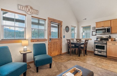Dover Bay House | Lakefront 1 Bedroom Bungalow with Pool and Spa Amenities