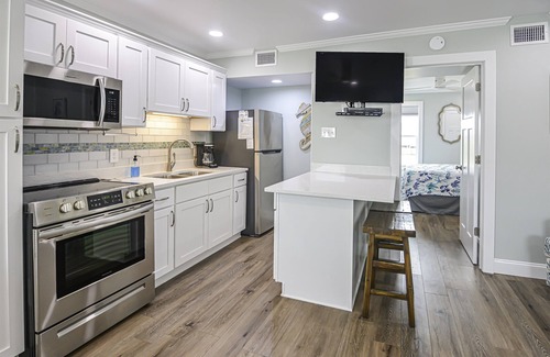 Gulf Shores Condo | Pet-Friendly Tiny Turtle at Sea & Sun with Ocean Views