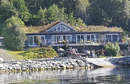 Aheim House | Idyllic Småstranda Fjord Lodge with Private Beach Access