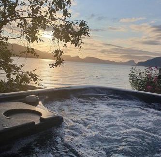 Aheim House | Idyllic Småstranda Fjord Lodge with Private Beach Access