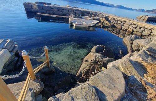Aheim House | Idyllic Småstranda Fjord Lodge with Private Beach Access