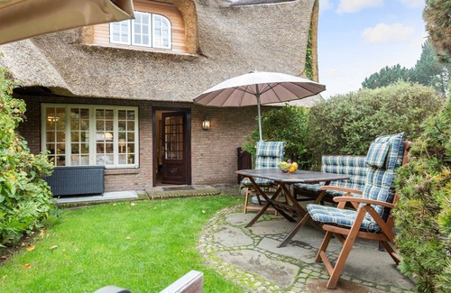 Kampen House | Cozy Cottage Karbig: Oceanfront Retreat with Pool & Spa
