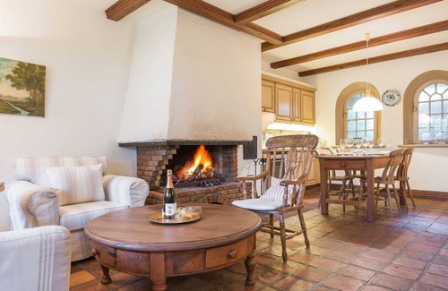 Kampen House | Cozy Cottage Karbig: Oceanfront Retreat with Pool & Spa