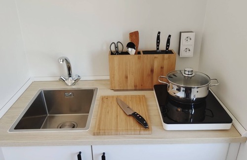 Hassel Apartment | Cozy Apartment with Kitchen & Breakfast Included