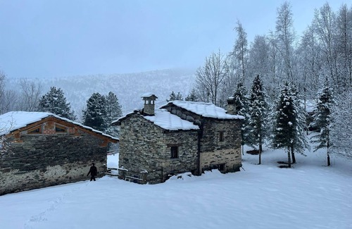 Frassino Cabin | Charming Chalet Retreat in Scenic Oceanfront Hamlet