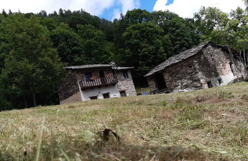 Frassino Cabin | Charming Chalet Retreat in Scenic Oceanfront Hamlet