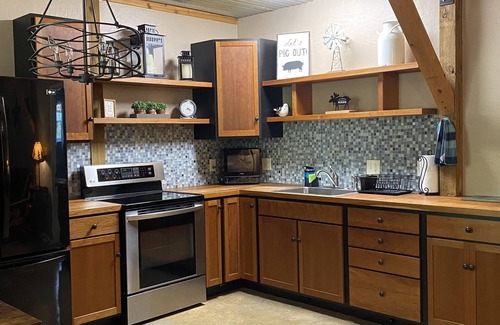 Midway Cottage | Cozy Cottage Retreat in the Ozarks Near Bull Shoals