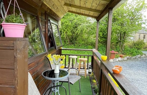 Castlebaldwin Cabin | Cozy Twin Room Cabin with En-Suite and Family Amenities