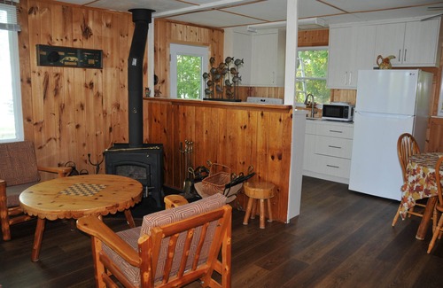 Selwyn Cottage | Cozy Waterfront Cottage for Small Families or Couples Retreat