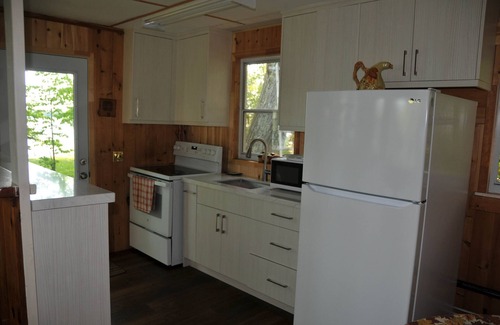 Selwyn Cottage | Cozy Waterfront Cottage for Small Families or Couples Retreat
