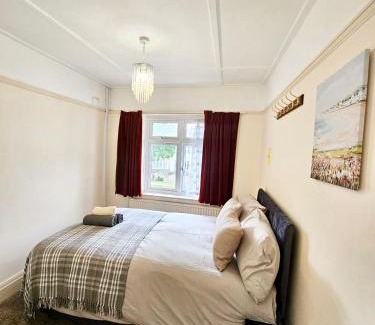 Filton House | Cozy Double Room Steps from Southmead - Rated 8.5/10