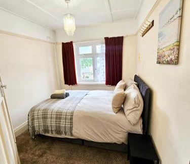 Filton House | Cozy Double Room Steps from Southmead - Rated 8.5/10