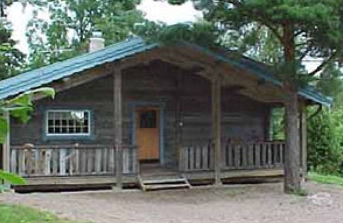 Horn House | Cozy Holiday Village by the Lake, Minutes from Adventure