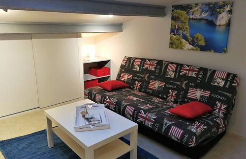 9th Arrondissement House | Idyllic Retreat in Calanques National Park with Pool & Breakfast