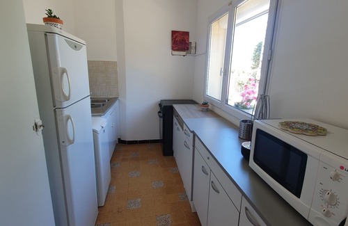 L'Evescat House | Small house near the sea