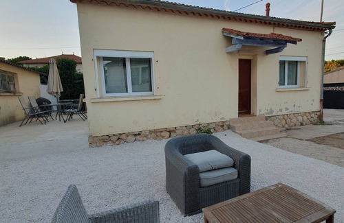 L'Evescat House | Small house near the sea