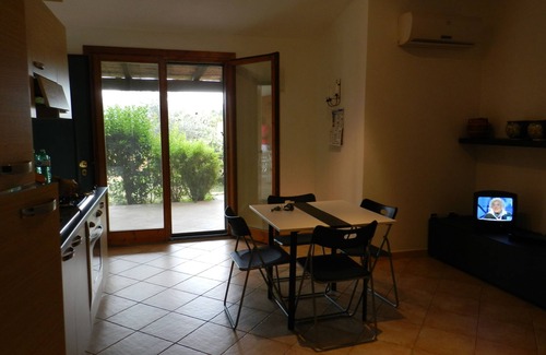 Torre di Bari House | Cozy Retreat with Garden, Steps from the Beach & Pool