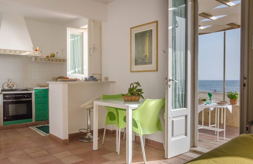 Donnalucata House | Modern Beach House with Ocean View & Prime Amenities