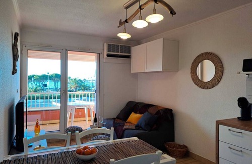 Palavas-les-Flots Apartment | Cozy Retreat with Scenic Pond Views and Oceanfront Access