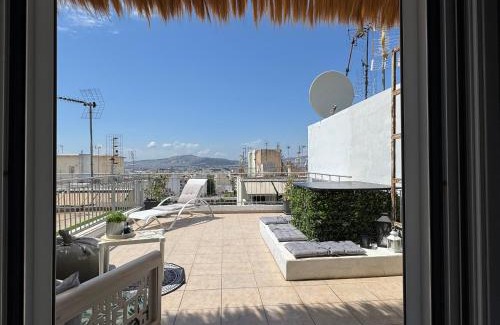 Omonia Apartment | Tranquil Retreat - Athen's Rooftop Oasis for Families & Pets