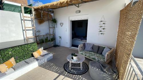 Omonia Apartment | Tranquil Retreat - Athen's Rooftop Oasis for Families & Pets