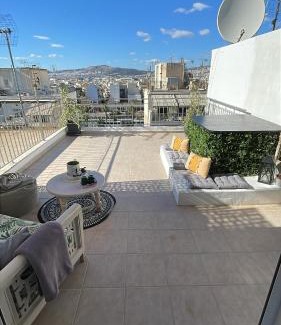 Omonia Apartment | Tranquil Retreat - Athen's Rooftop Oasis for Families & Pets