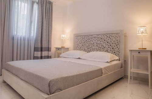 Andros Town Bed & Breakfast | Idyllic Suite in Nature with Family-Friendly Amenities
