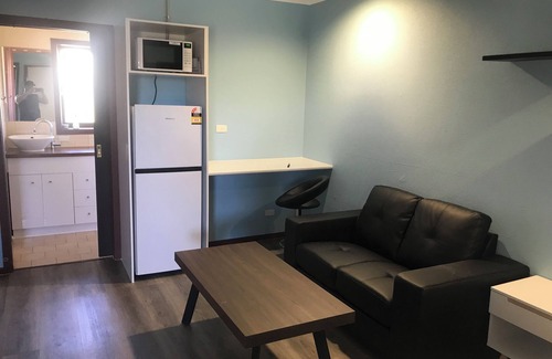 Red Cliffs Apartment | Cozy Private Retreats with Secure Accommodations