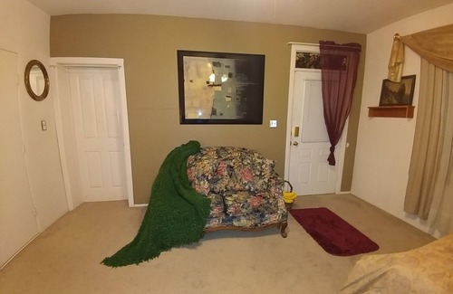 Mount Clemens Apartment | Cozy Studio Near St Clair with Private Entrance & Ocean View