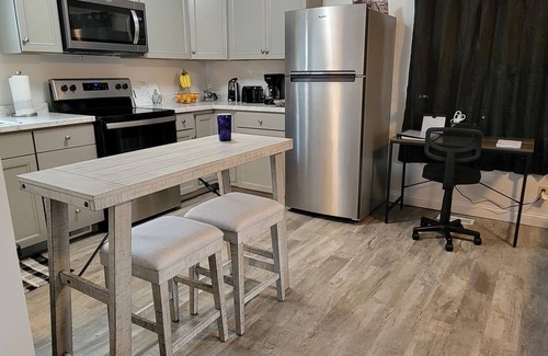 Paoli Apartment | Cozy Studio Cottage by Paoli Peaks with Ocean View